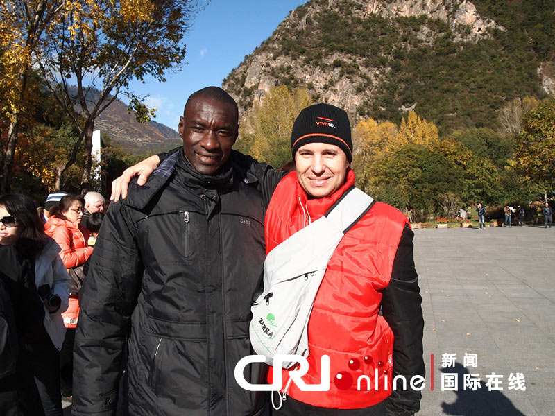 塞内加尔听众和保加利亚听众游览九寨美景