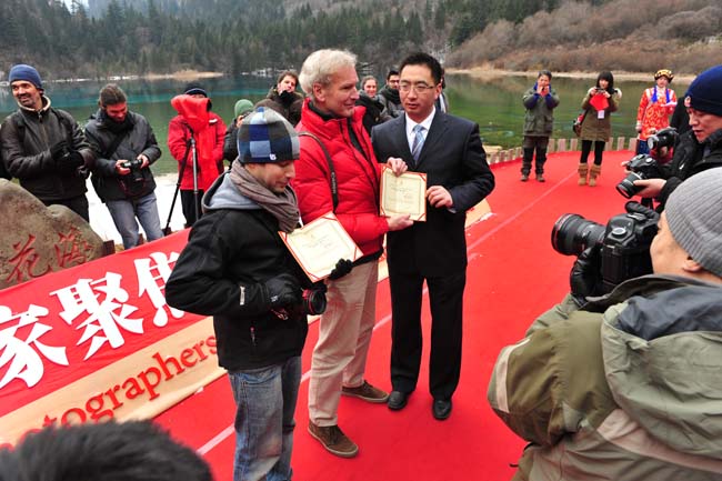 为摄影师代表Robert van der Hilst （荷兰）、Jonah Mathew Kessel（美国）颁发了“九寨沟特邀摄影师”聘书